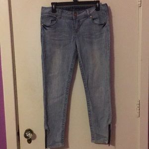 Light wash skinny jeans with zipper detail